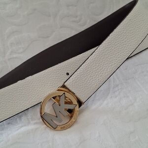MICHAEL KORS REVERSIBLE BELT. ROUND TWO TONE GOLD/SILVER LOGO BUCKLE